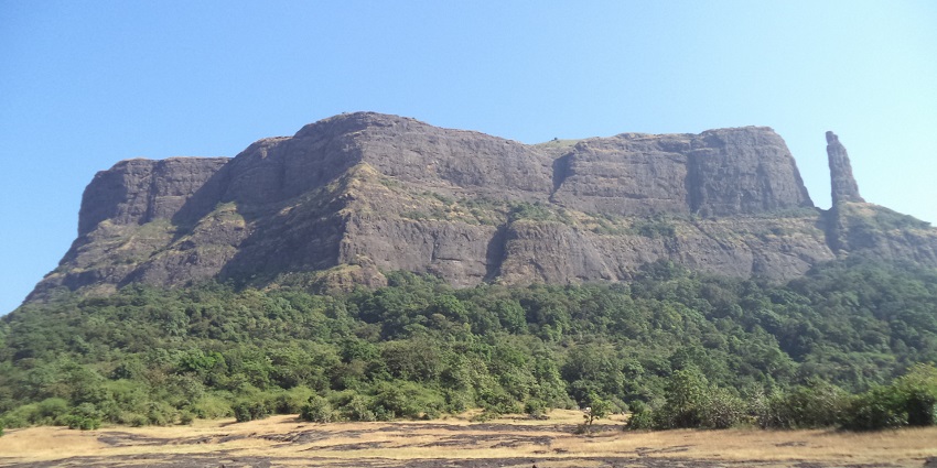 An image of an ancient fort constructed at the top of a mountain range of Junnar Fort.