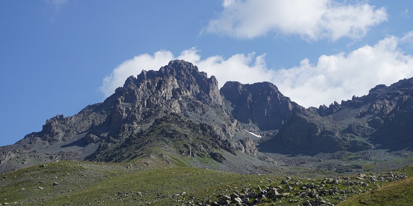 Majestic mountain range ideal for trekking and nature exploration.