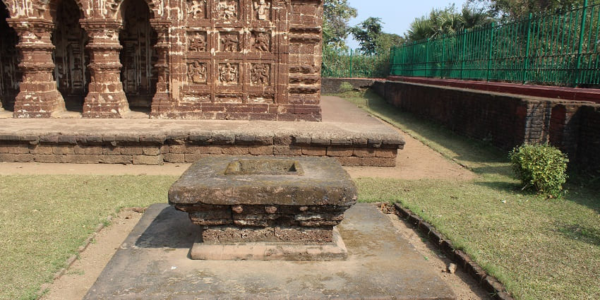 A picture of Kalachand Temple reflecting craftsmanship and devotion to Lord Krishna.