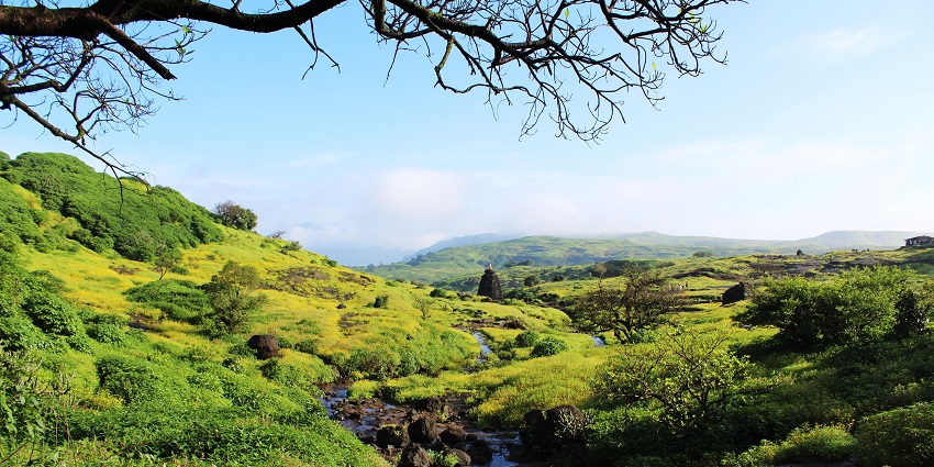 A picture of a scenic view from the Kalsubai to Harishchandragad Kalsubai trekking route.