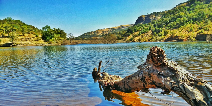 A picture of the scenic Bhandardara route leading to the summit of Kalsubai Peak.