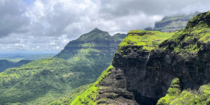 A view of Kalu Waterfall, one of the famous spots to visit after Malshej Ghat trekking.
