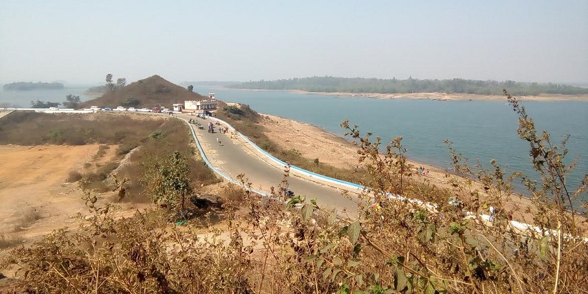 A view of Kangsabati Dam surrounded by lush greenery, a perfect spot for relaxation.
