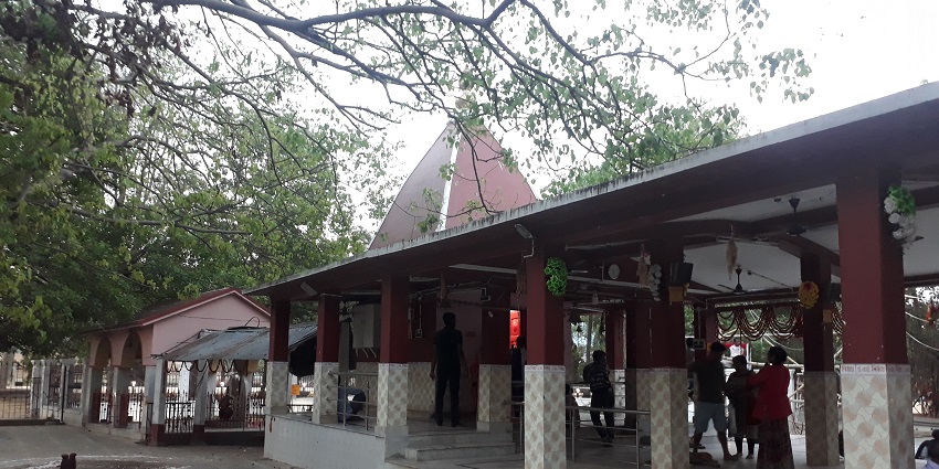 An image of a quiet and serene temple, one of the best places to visit near Kolkata.