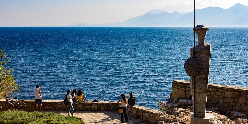 A scenic park with lush greenery, the fountains, and panoramic sea views in turkey.