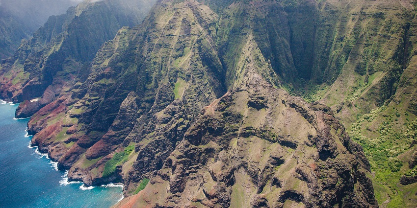 A picture of the Napali Coast hiking trail for an adventurous Valentines Day in Hawaii.