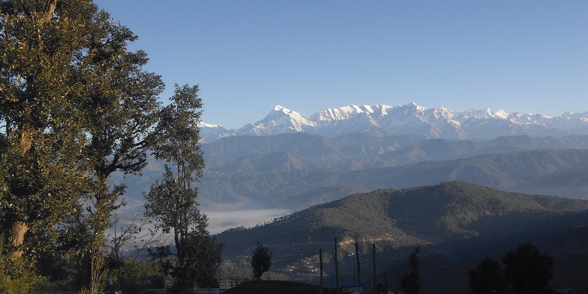 Picture of clear mountains in Kausani, one of the most calm hill stations near Vrindavan.