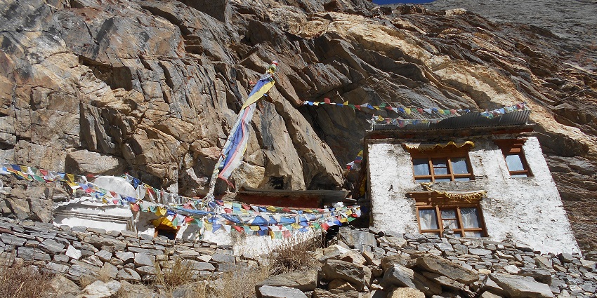 Natural caves in Kausani with Himalayan views and tranquillity.