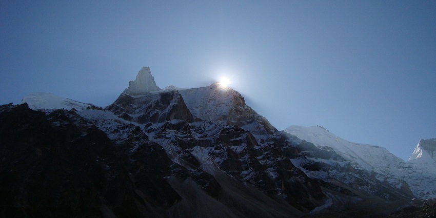 Captivating trek leading to the stunning Kedartal Lake's shore.