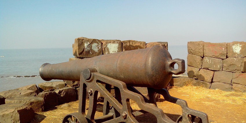 Scenic view of Khanderi Fort with the Arabian Sea in the background.