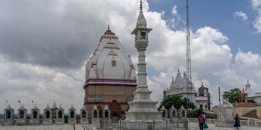 A picture of a peaceful Shiva temple; one of the most spiritual places to visit in Aligarh.