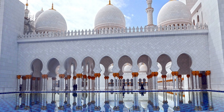 An image of a mosque which resembles the King Fahad Mosque, a popular mosque in the USA