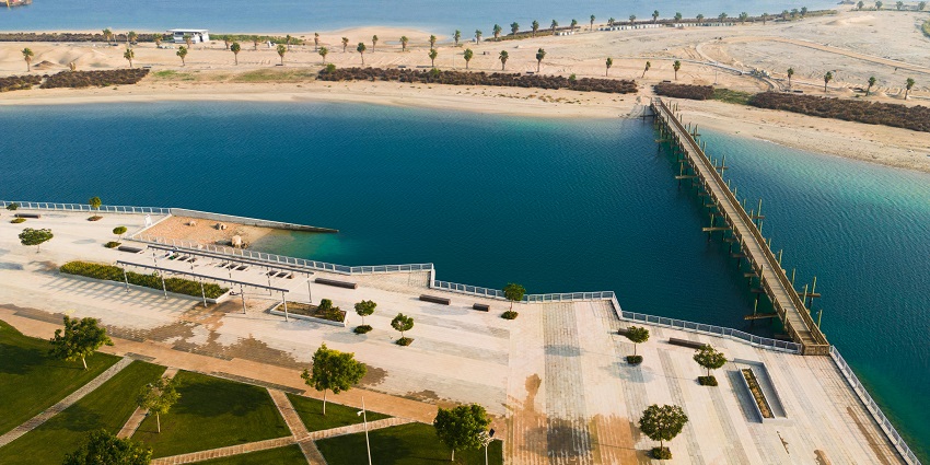 Gorgeous park offering lush greenery, lakes, and family-friendly activities.