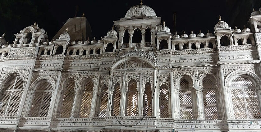 A picture of Jain Swetamber Panchayati Temple (Burrabazar) at night in Kolkata.