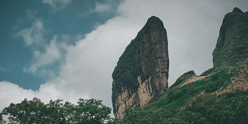 A picture of Konkan Kada, providing dramatic views near Harishchandragad Fort.