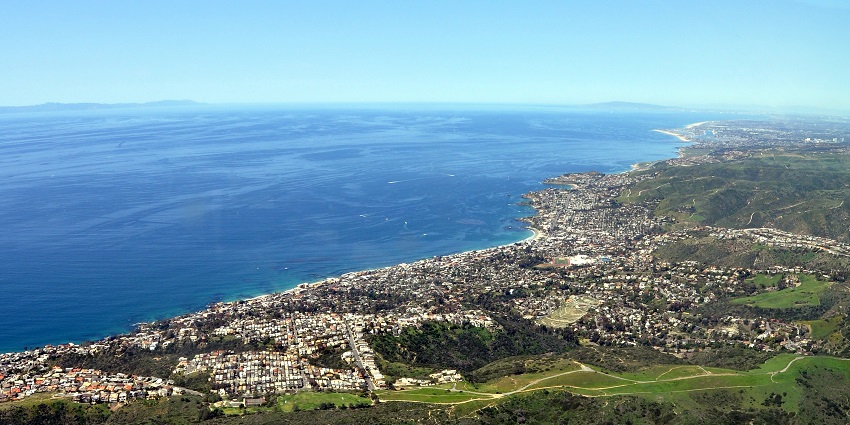 An image showing a view of Laguna Beach, one of the best beaches in California