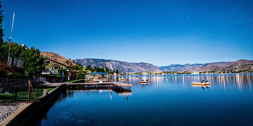 Beautiful view of Lake Chelan in the National Recreation Area, surrounded by mountains.