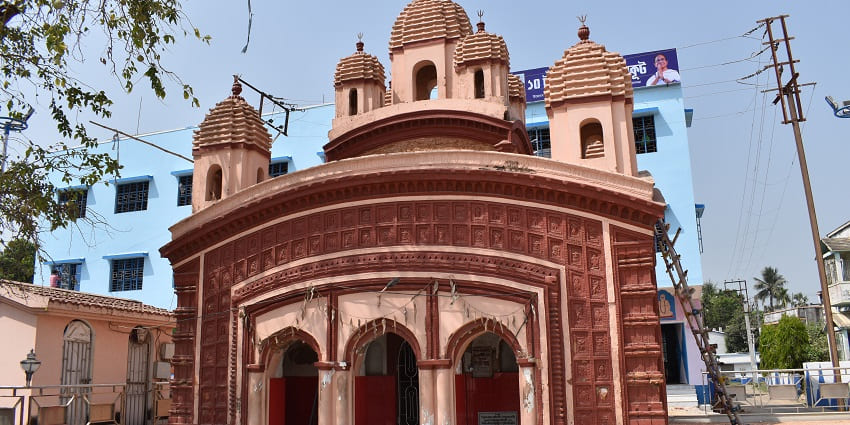 A picture of Lake Kalibari, a serene and essential temple in Kolkata dedicated to Goddess Kali.