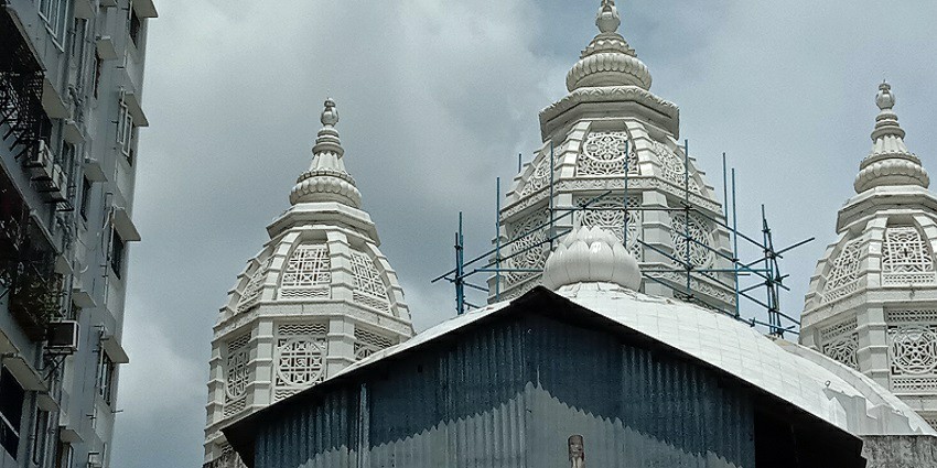 A serene view of Lake Kalibari temple with a tranquil beauty of temples in Kolkata.