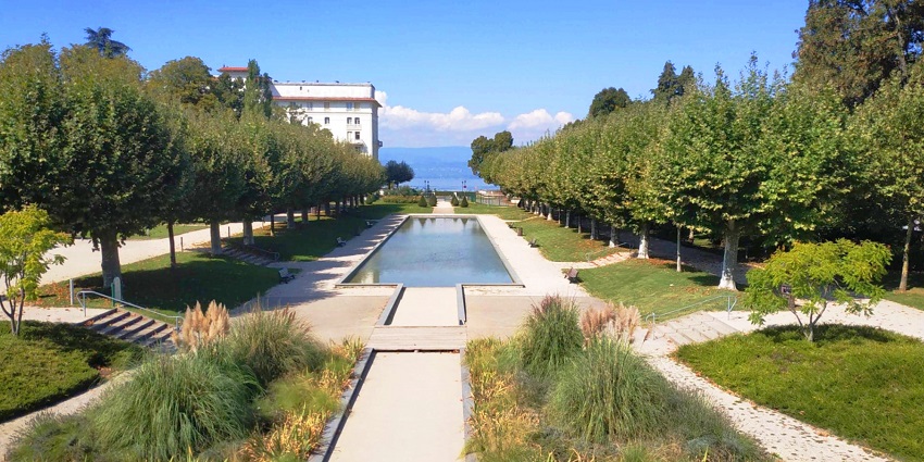 Le Thot Park, a prehistoric park with life-size replicas and educational exhibits.