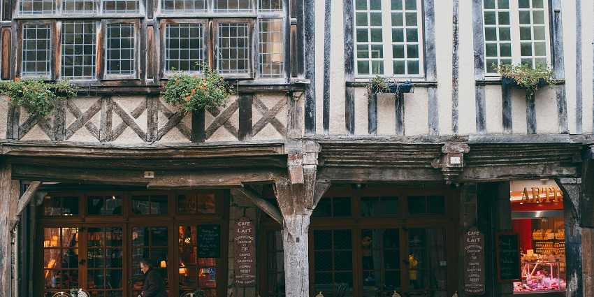 Charming shopping area with art galleries, boutiques, and cafés.