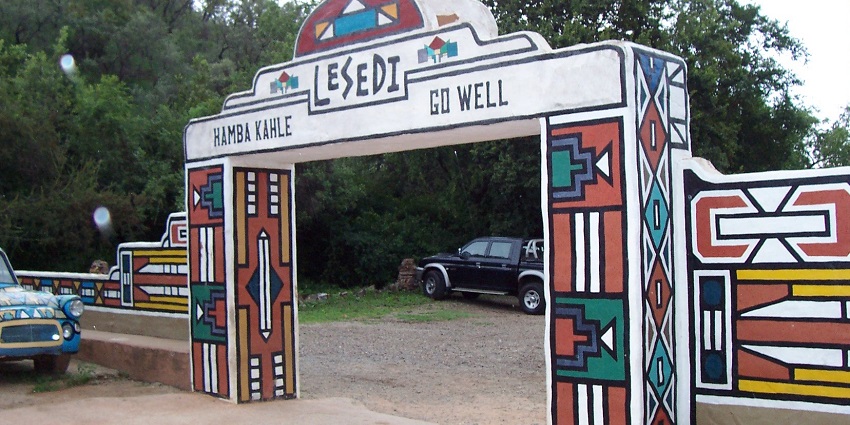 An exit at Lesedi Village, a short drive from Pilanesberg National Park