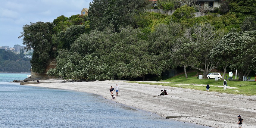 Lido de Mission Bay Beach near Auckland offers views of the mountains spectacular nature.