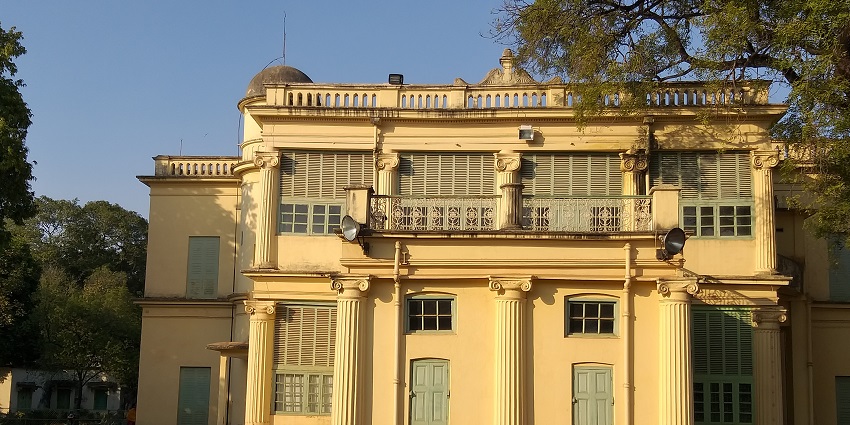 A view of Shantiniketan Bari of Rabindernath Tagore, near the Kankalitala Temple.