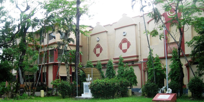 An image of the Gurusaday Museum with a greenery view outside the museum building.