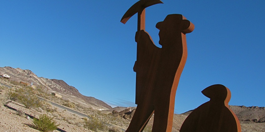 A view of Tribute to Shorty Harris (1994) by Fred Bervoets in Goldwell Open Air Museum