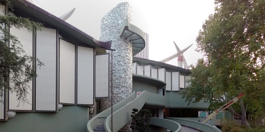 The Pavilion for Japanese Art at LACMA, featuring curved architecture and large windows