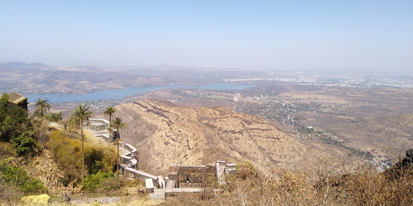 A picture of Sinhgad Fort surrounded by Sahyadri mountains all around the fort