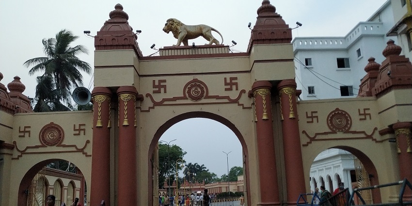 A picture of Dakshineswar Temple’s scenic location along the Hooghly River in West Bengal.