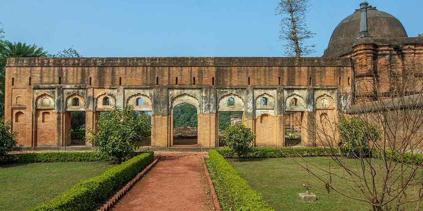 An image of the scenic road leading to Kadam Rasul Mosquewith lush greenery.