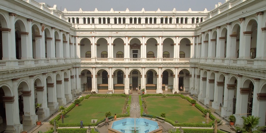 Located in Ballygunge, the Kolkata Museum of Modern Art is easy to access by visitors.