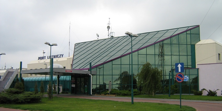 Łódź Władysław Reymont Airport with glass architecture, a drive-way and street lights