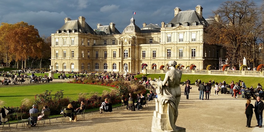 Captivating public gardens with fountains, statues, and walking