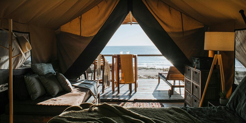 Upscale tented accommodations combining comfort and nature immersion