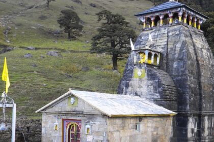 A complete view of the architecture of the Madmaheshwar Temple in Uttarakhand.