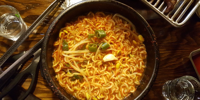 Instant noodles cooked with spices, garnished with fresh vegetables.