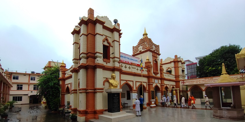 A picture of Mahabodhi Society, one of the best Buddhist Monasteries in Kolkata.