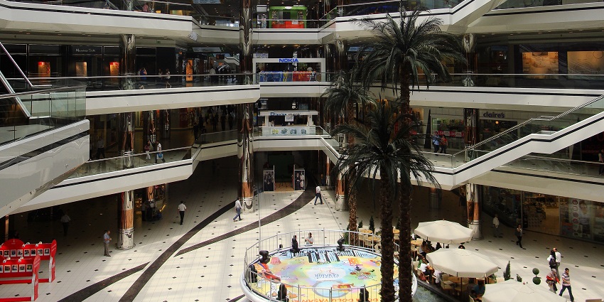 A glimpse of a popular Istanbul mall with international brands, dining, and entertainment.