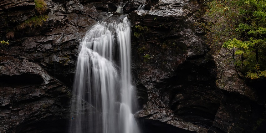 An image of a waterfall which resembles the Manawaiopuna Waterfalls located in Kauai.