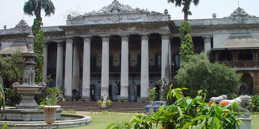 A picture of the Marble Palace Mansion, a mansion beside the marble palace zoo in Kolkata.
