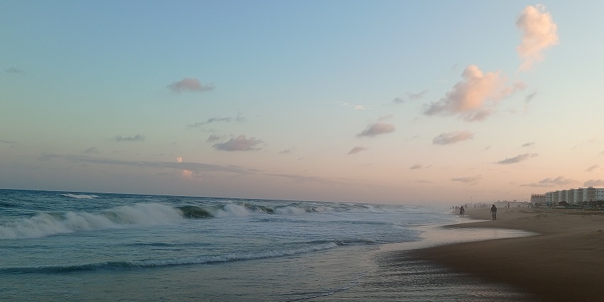 A view of one of the most beautiful beaches in Tamil Nadu features an extensive shoreline.