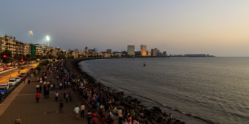 Idyllic snapshot of the iconic evening at Marine Drive in Mumbai, India