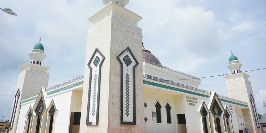 An image of a serene mosque made up of white marble similar to mosques in New York.