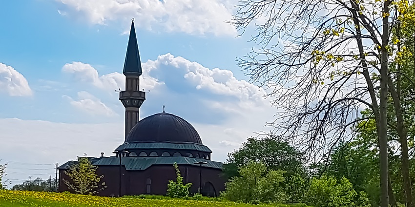 An image of the mosque in Canada, on a bright sunny day.