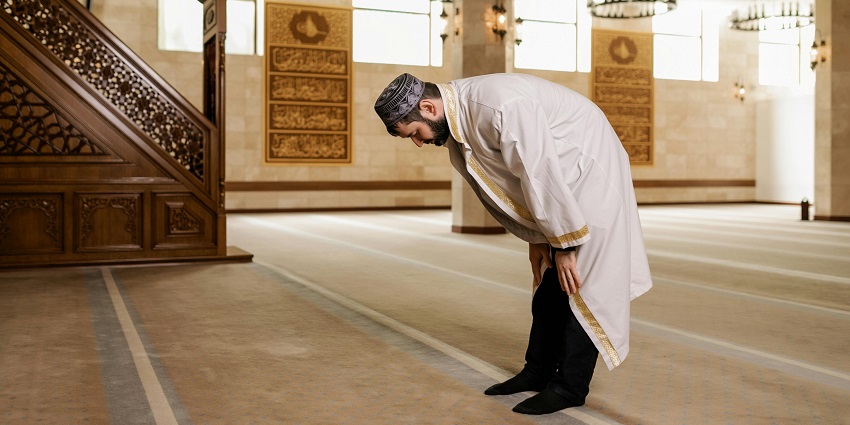 An image of a man bowing in Masjid al-Rahman, one of the popular New York mosques.