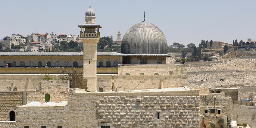 A picture of Masjid-e-Aqsa, showcasing it as one of the prominent mosques in Kolkata.